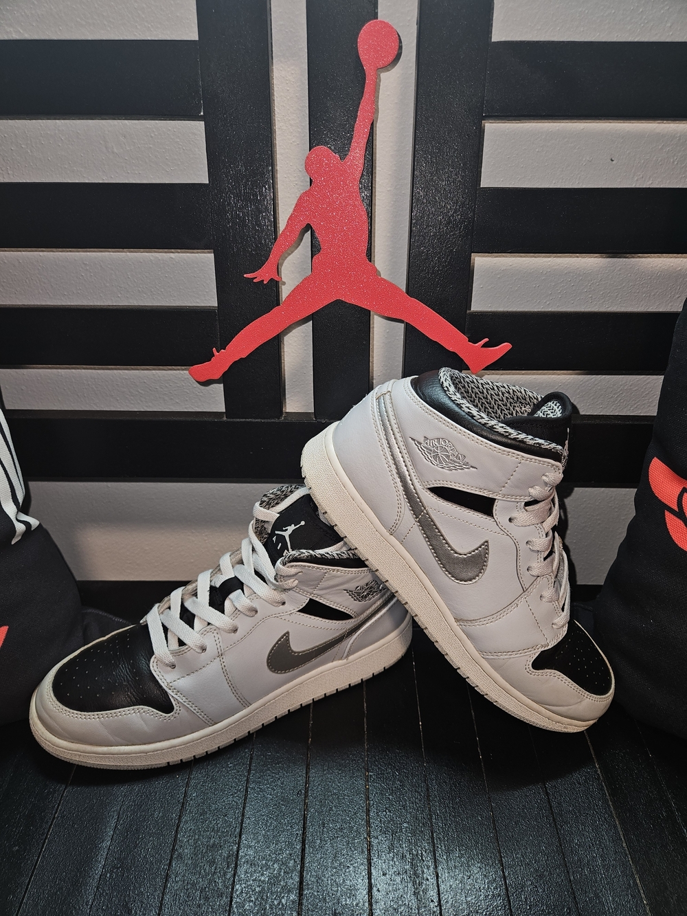 Nike Air Jordan 1 Retro Mid 'Wolf Grey' - Grey/Blk/Wht - 6.5Y/8W (554724-032)